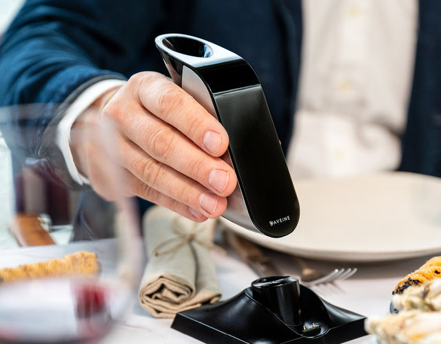 Der angeschlossene Weinbelüfter